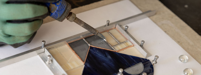 Isabelle Raymond à la confection des trophées de la 9e édition des Rendez-vous Maestria